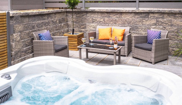 Cosy cottage with private hot tub, sleeps 4, nr Falmouth/Helford River