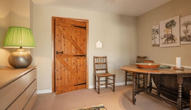 Cosy cottage with spacious bedrooms! Sleeps 7!