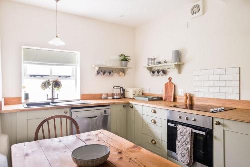 Cosy cottage with stunning views, close to Ludlow