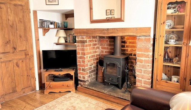 Cosy cottage with views over the Shropshire hills - Pass the Keys