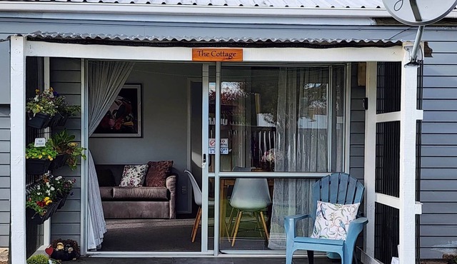 Cosy cottage with wineries and cafes within close proximity