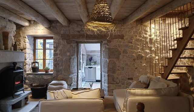 Cosy Country Cottage with Fireplaces, Balcony and Garden