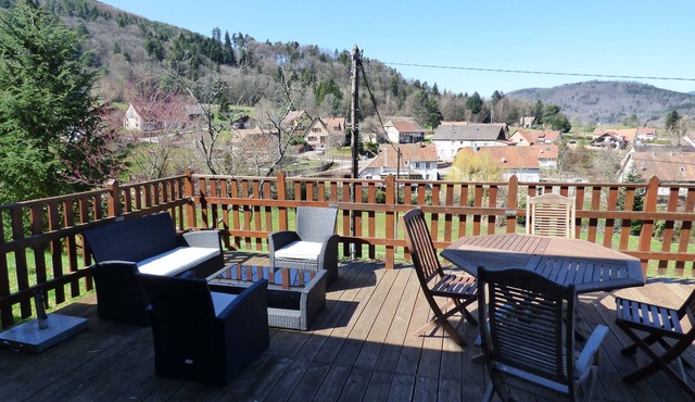 Cosy country cottage with mountain views, Wi-Fi, log burner, workspace, pets