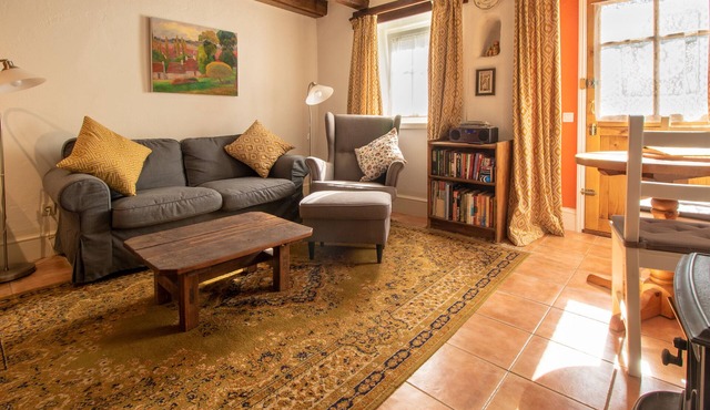 Cosy country cottage for two in peaceful French countryside.