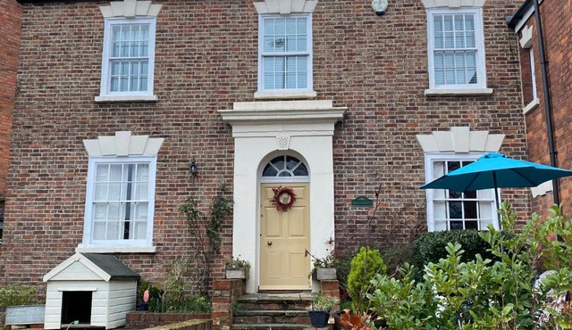 Cosy Country Cottage in City Centre