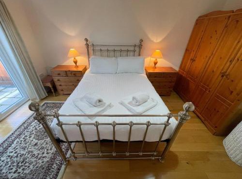 Cosy Country Hideaway opposite Three Horseshoes Pub in Madingley village