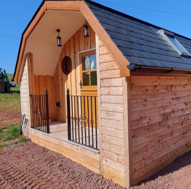 Cosy Countryside Cabin - Sleeps 2 Parking & Farm