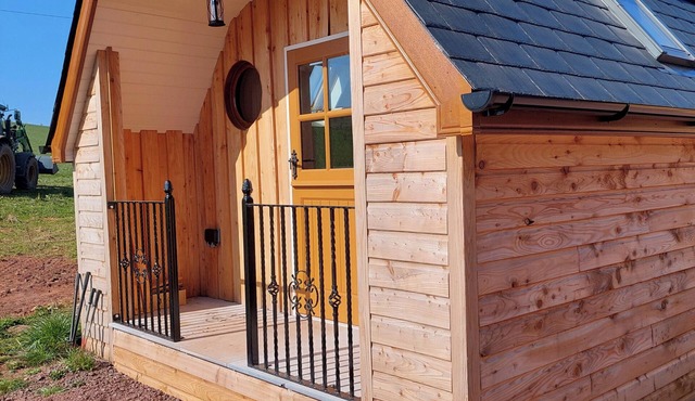 Cosy Countryside Cabin - Sleeps 2, Parking & Farm