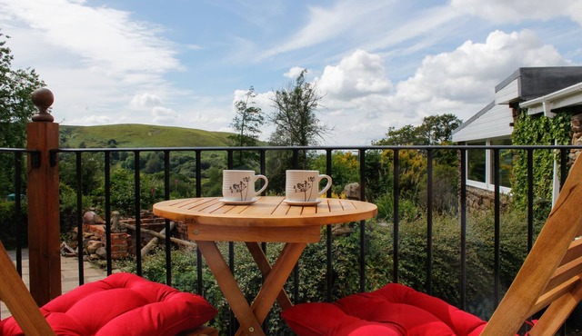 Cosy Countryside Retreat with Log Burner & Mountain Views