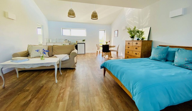 Cosy countryside retreat, edge of Frome near Bath. Pets welcome.