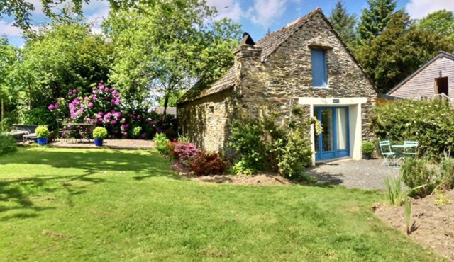Cosy couples' studio gîte in the heart of the Monts D'Arrée with heated pool