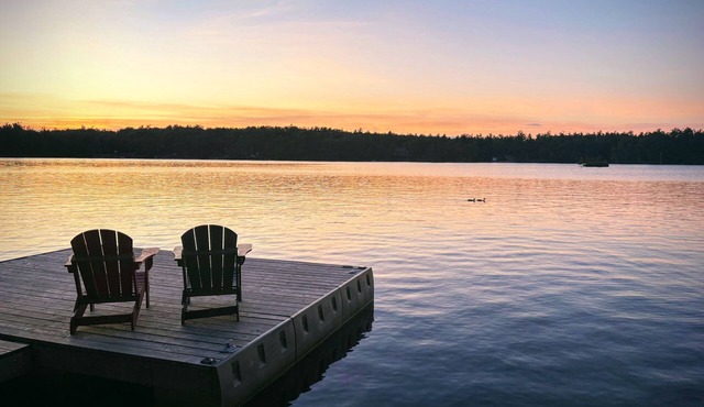 Cosy Cove Cottage on Kasshabog Lake -n4 bedroom cottage with spacious bunkhouse