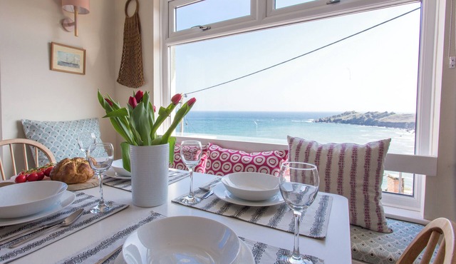 Cosy Coverack Accommodation with Panoramic Sea Views