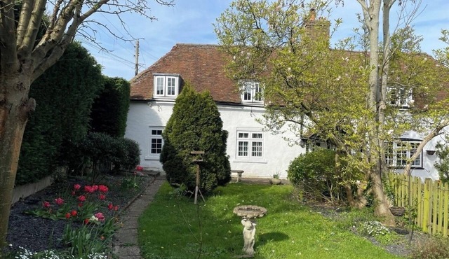 Cosy Daffodil Cottage Getaway