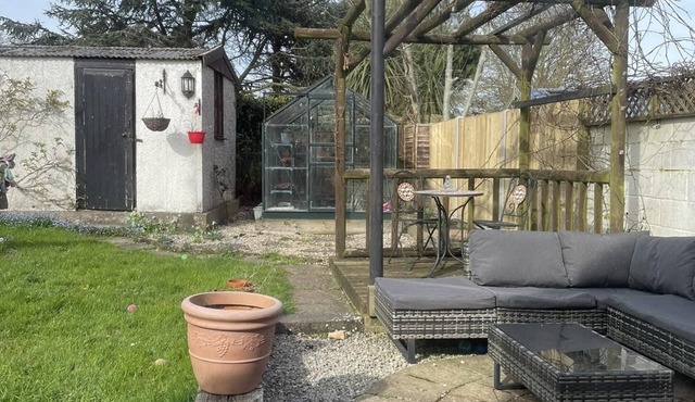 Cosy Daffodil Cottage Getaway