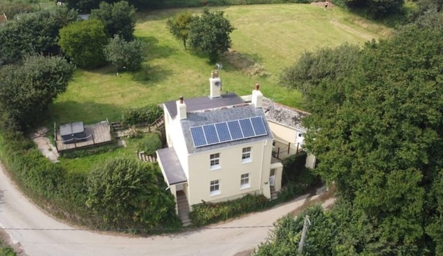 Cosy Detached Cottage. Dog Heaven. Hot Tub & Sauna. Near Start Bay Coastline.