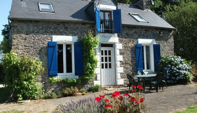 Cosy detached stone cottage with garden and parking