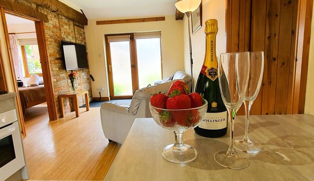 Cosy Dog-Friendly Cottage, Hot Tub & Enclosed Garden – The Victorian Barn Dorset