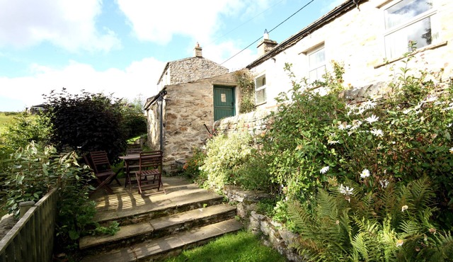 Cosy, Dog Friendly Cottage w/Free WiFi, Woodburner, a good size garden and a short walk to two pubs