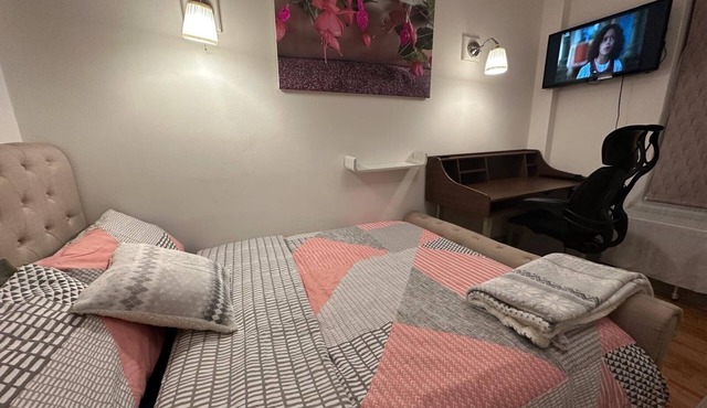 Cosy double bedroom available in a 2-bedroom apartment, at weekends/holidays.