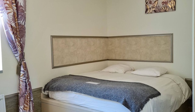 Cosy double room overlooking the street in a charming house