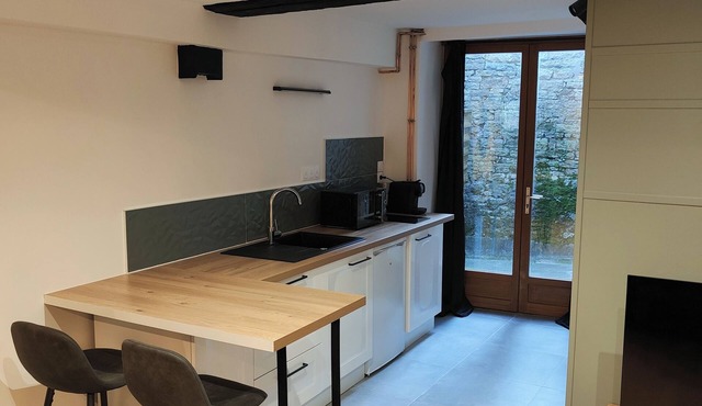 Cosy downtown studio near train station