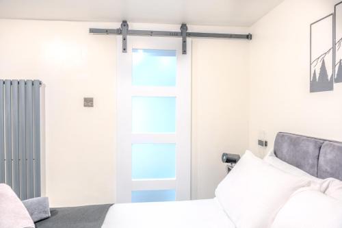 Cosy Dulux Apartment With Hot Tub