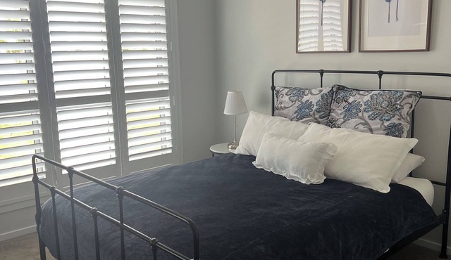 Cosy dwelling in beautiful Trentham, 2 minute walk to Domino Trail & Golf Course