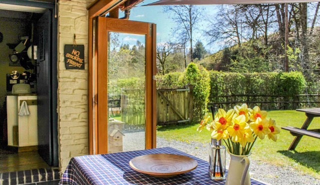 Cosy Eco-Cottage w/garden stream: mountains & rivers to explore!