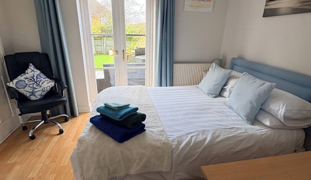 Cosy En suite Double room with garden access ,near station.