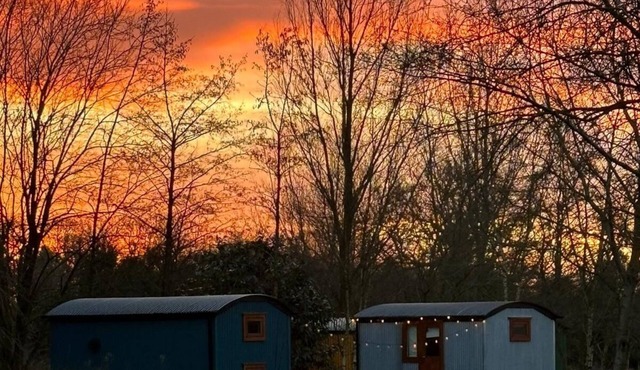 Cosy en suite shepherd hut on the grounds of Historic building Samlesbury Hall