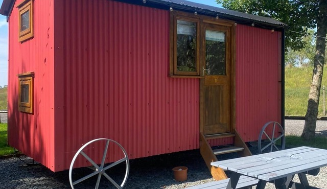 Cosy en suite shepherd hut on the grounds of Historic building Samlesbury Hall