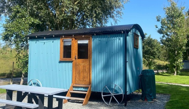 Cosy en suite shepherd hut on the grounds of Historic building Samlesbury Hall