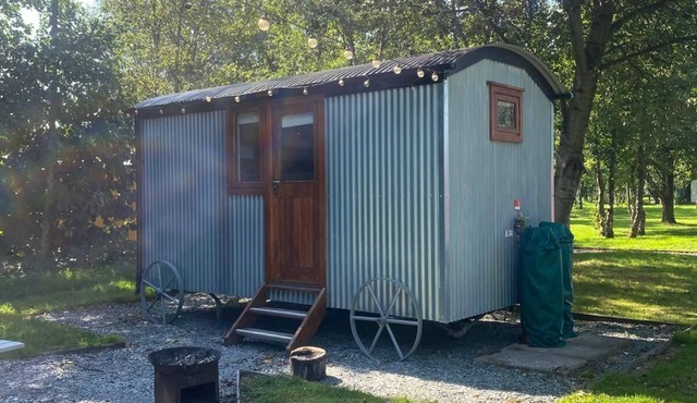 Cosy en suite shepherd hut on the grounds of Historic building Samlesbury Hall