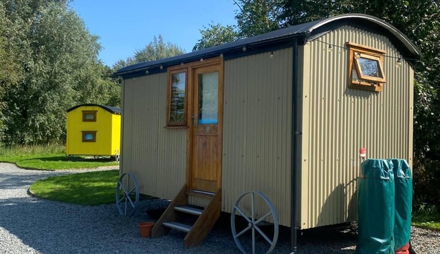 Cosy en suite shepherd hut on the grounds of Historic building Samlesbury Hall