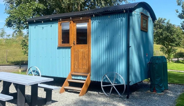 Cosy en suite shepherd hut on the grounds of Historic building Samlesbury Hall