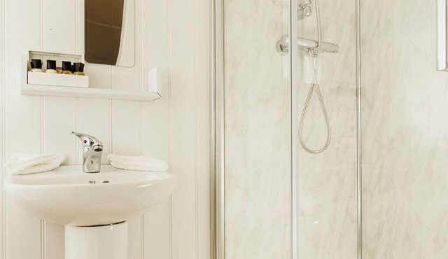 Cosy en suite shepherd hut on the grounds of Historic building Samlesbury Hall