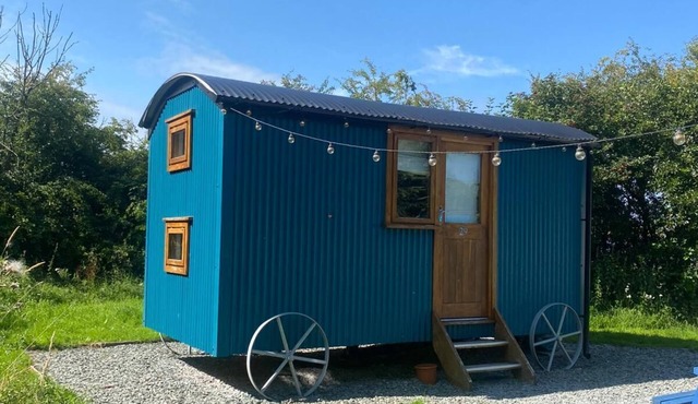 Cosy en suite shepherd hut on the grounds of Historic building Samlesbury Hall