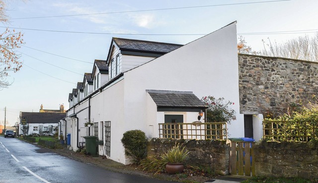 Cosy end of terrace accommodation situated right on the heritage coastline.