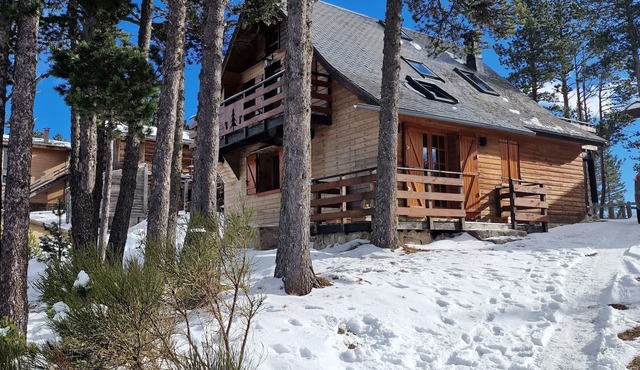 Cosy family chalet in Les Angles (8 people) direct access to the ski slopes (200 m from the chalet)