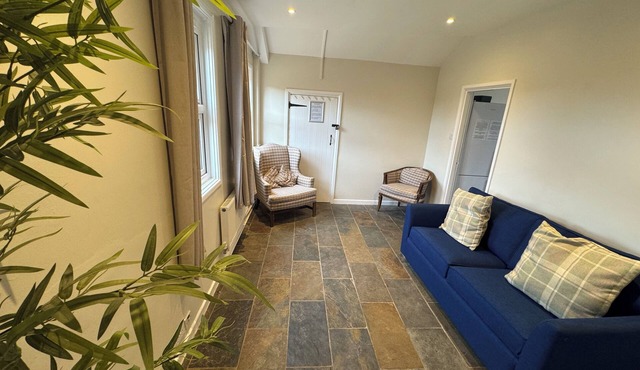 Cosy Family Cottage. Sleeps 14. Close to the beach and town. Pet Friendly!