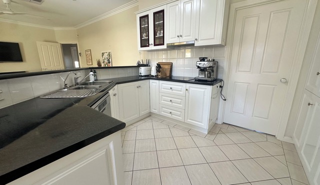 Cosy & family friendly townhouse in Belmont. Walk to river, shops & stadium.