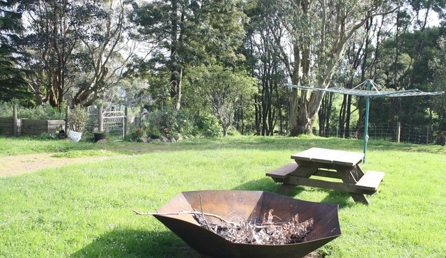 Cosy farmhouse amongst rolling hills only 30 minutes to beach and Wilsons' Prom