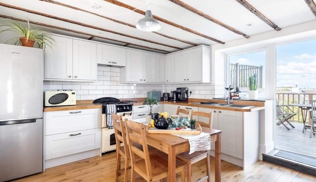 Cosy Fisherman's Cottage w/Balcony & Sea Views