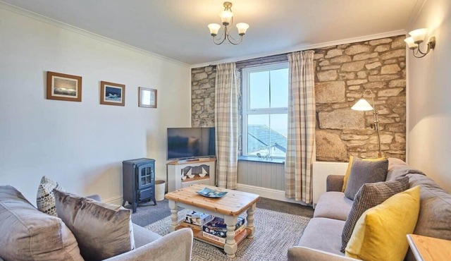 Cosy Flat, Sea Views , Short Walk to Shops & Pub