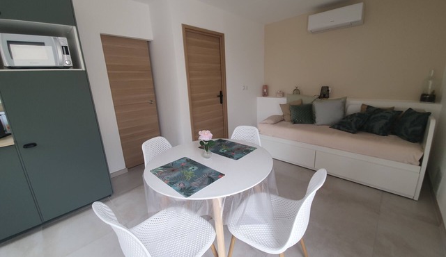 Cosy new T2 with terrace 10 min from the sea!