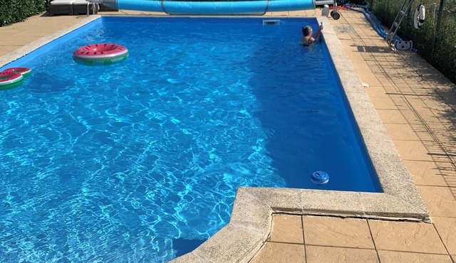Cosy room with fitted kitchen & swimming pool in season