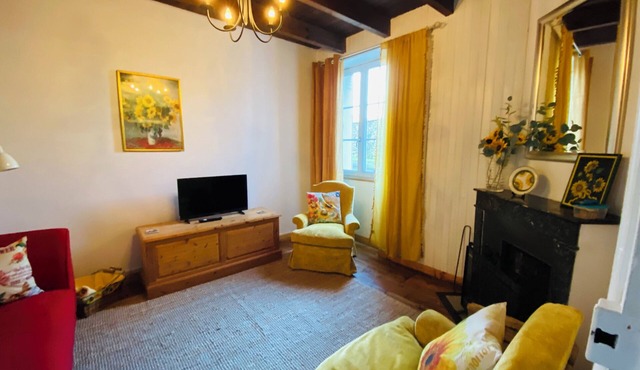 Cosy French cottage with access to peaceful gardens -10 mins walk to town centre