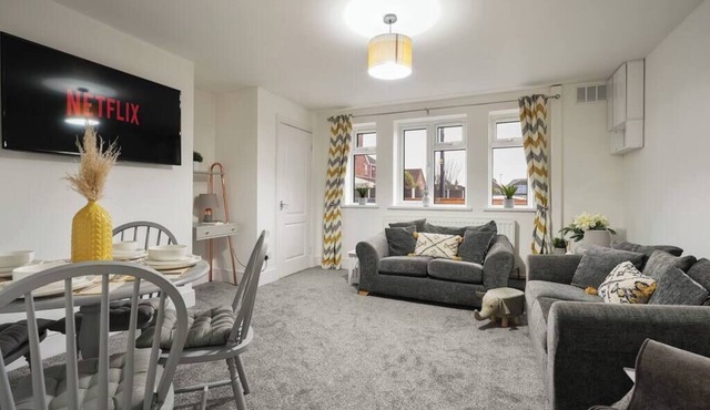 Cosy Full Home | Serviced Apt | Free Parking |