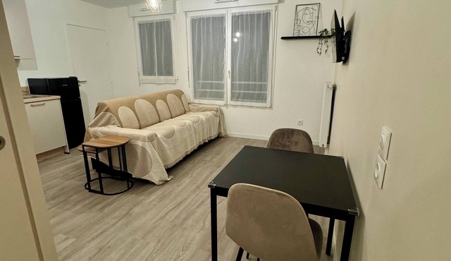 Cosy, fully-equipped Beige studio near RER & Paris-Orly, with cot available